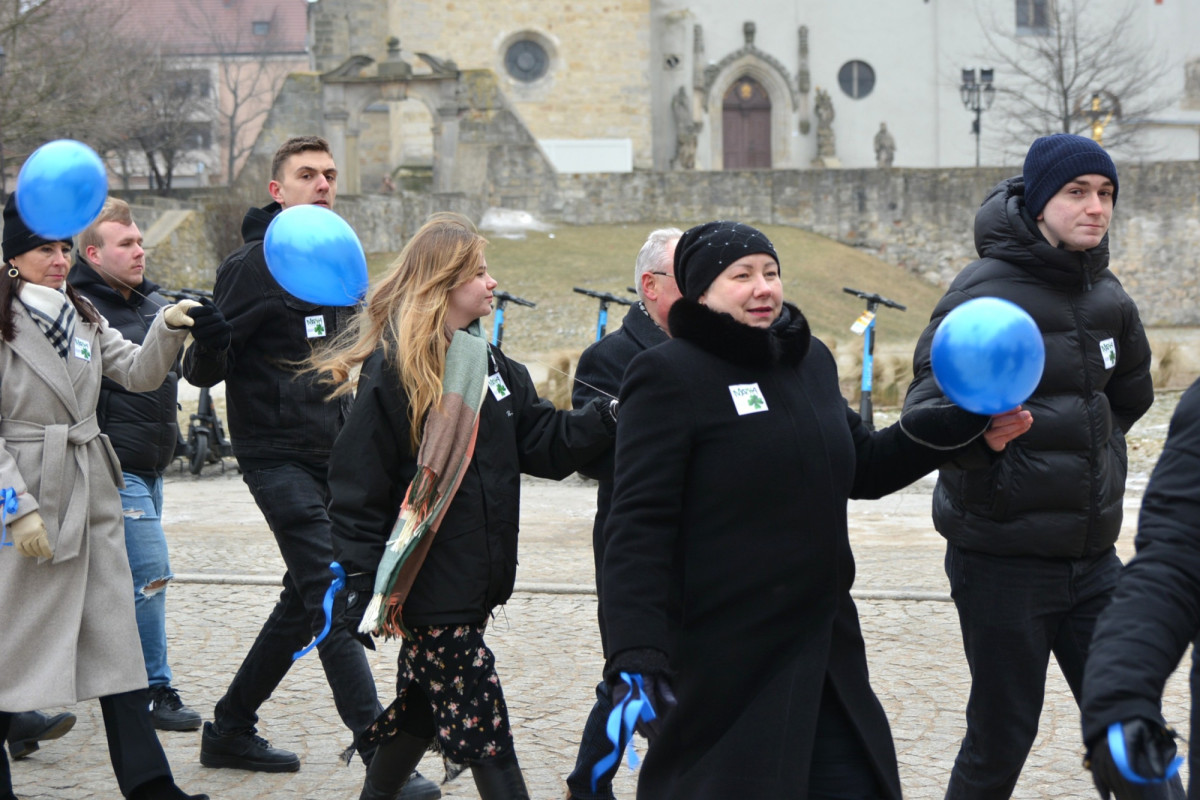 100 dni do matury w Bolesławcu! Maturzyści zatańczyli poloneza w Rynku