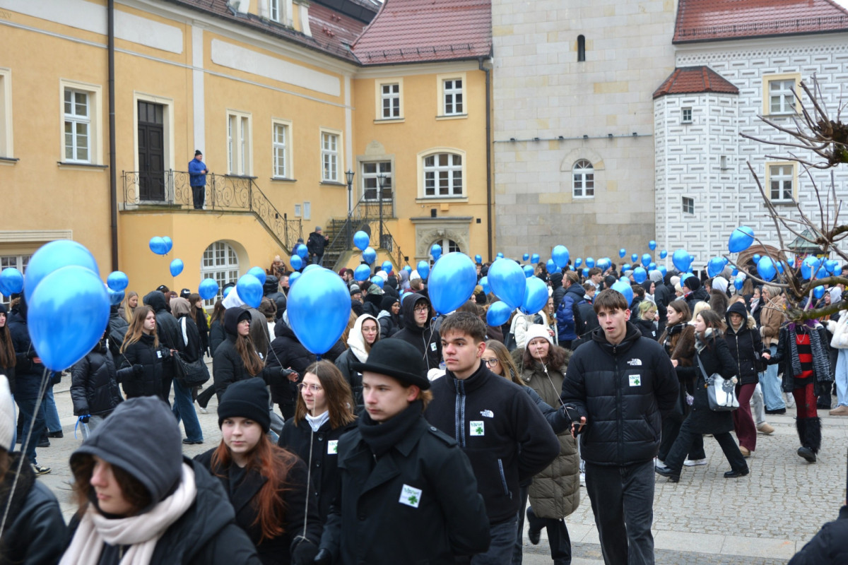 100 dni do matury w Bolesławcu! Maturzyści zatańczyli poloneza w Rynku