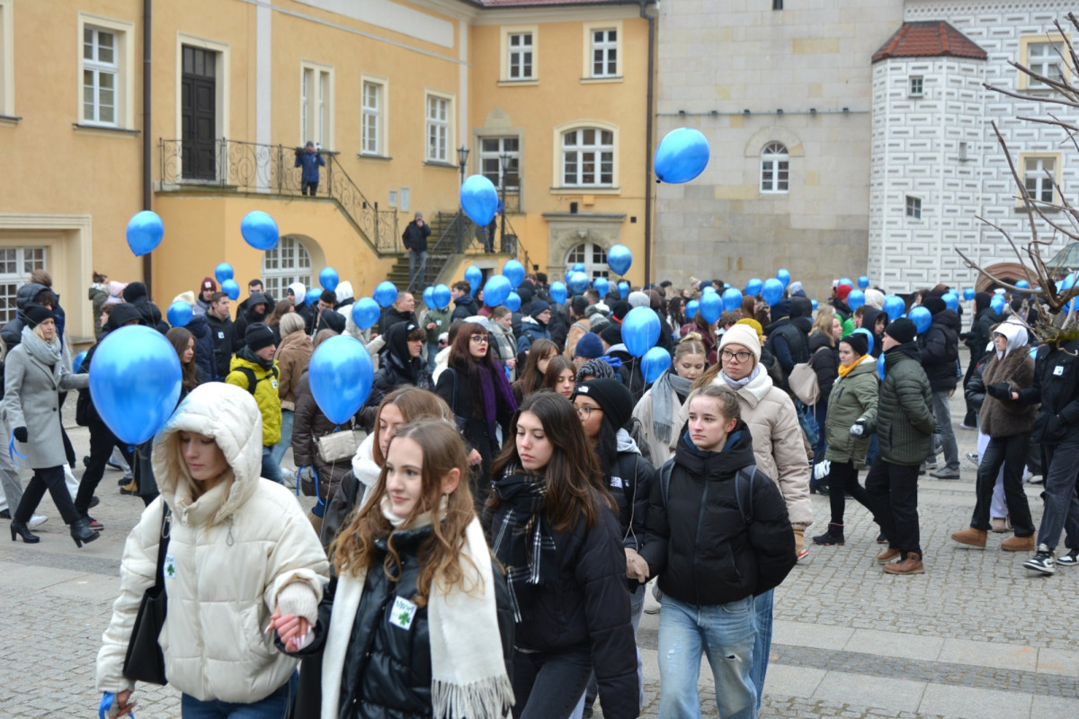 100 dni do matury w Bolesławcu! Maturzyści zatańczyli poloneza w Rynku