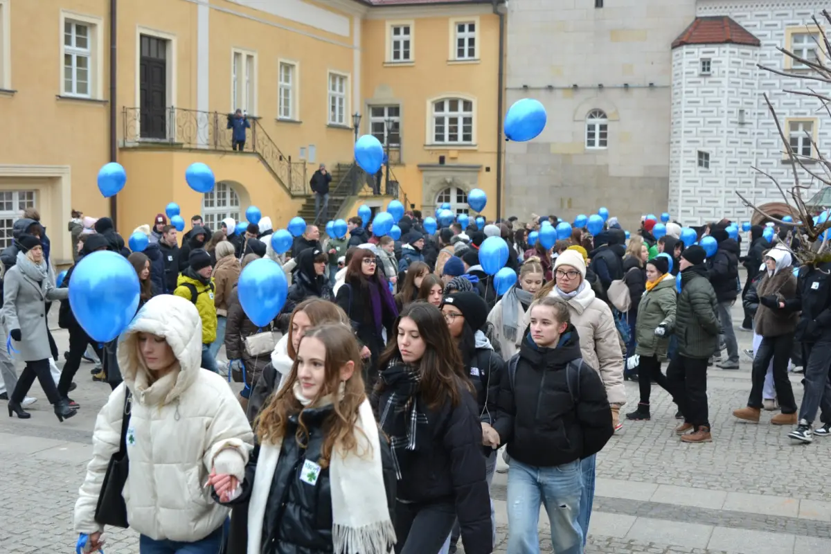 100 dni do matury w Bolesławcu! Maturzyści zatańczyli poloneza w Rynku