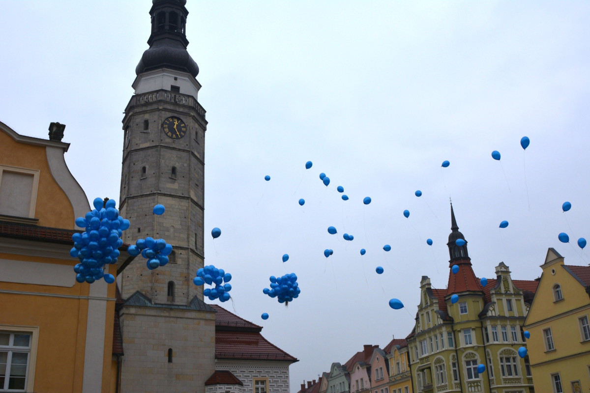 100 dni do matury w Bolesławcu! Maturzyści zatańczyli poloneza w Rynku