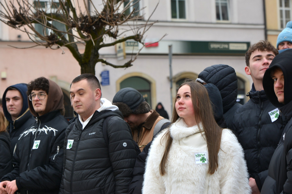 100 dni do matury w Bolesławcu! Maturzyści zatańczyli poloneza w Rynku