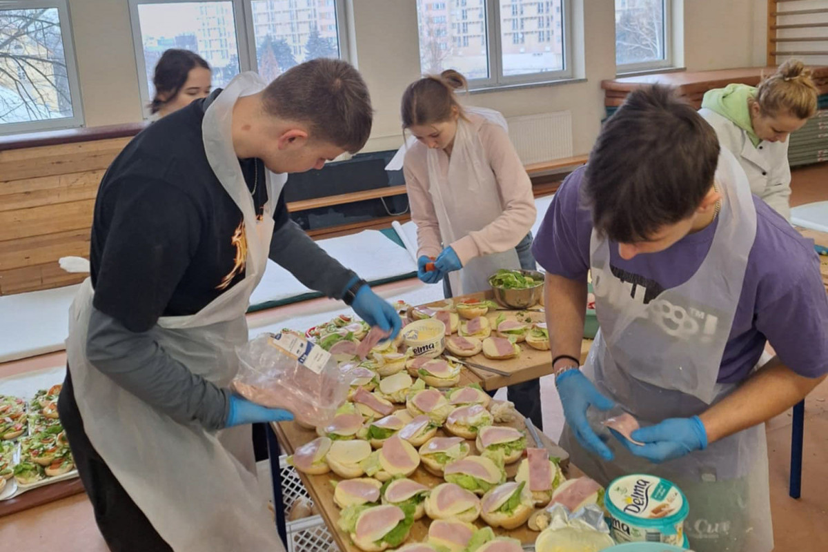 Wolontariusze na spotkaniu opłatkowym