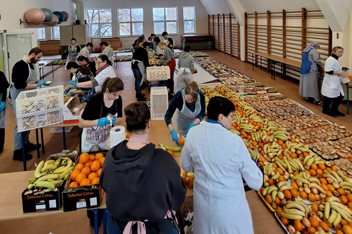 Wolontariusze na spotkaniu opłatkowym