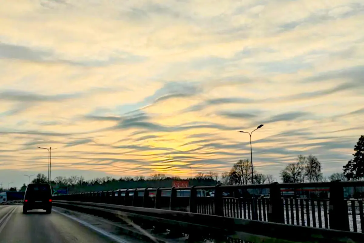 Chmury o oryginalnym kształcie w okolicach Iłowej