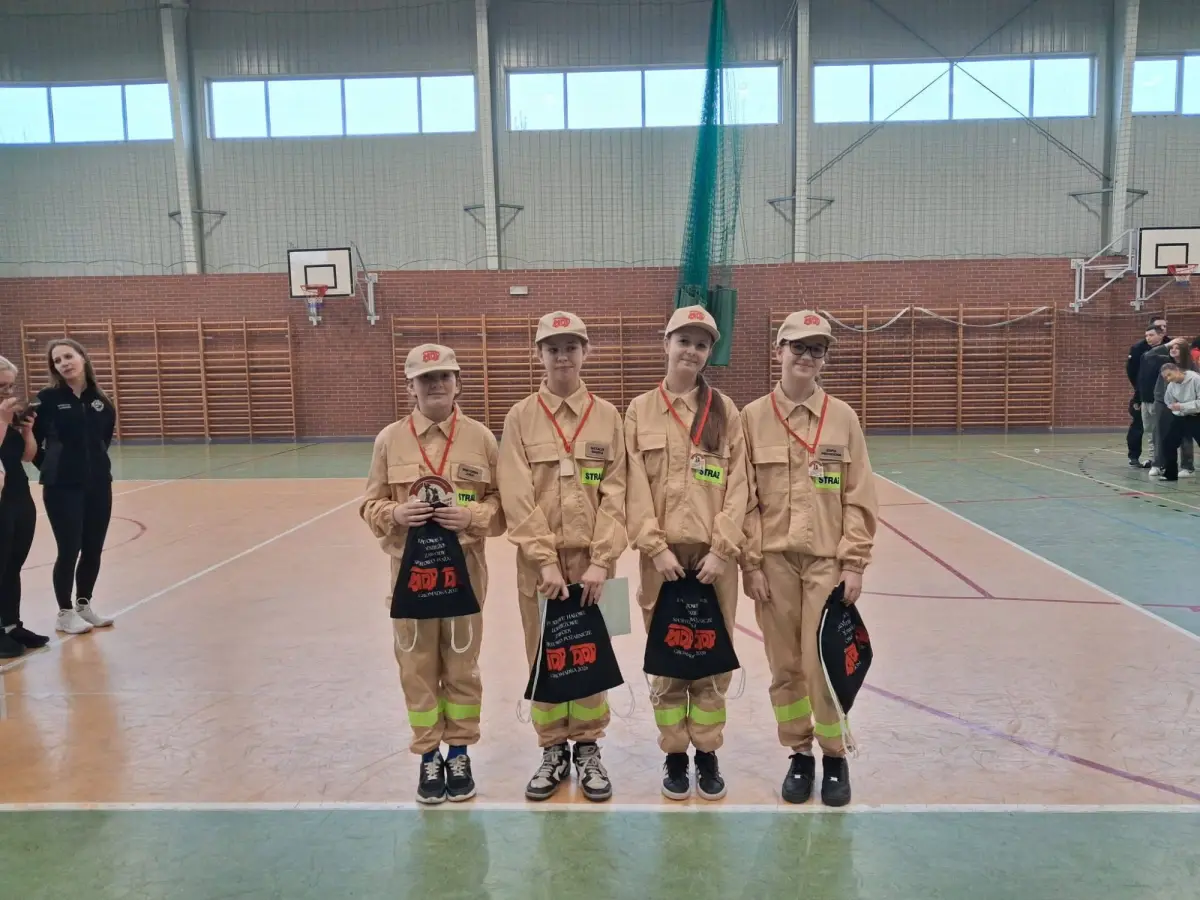 Młode strażaczki i młodzi strażacy