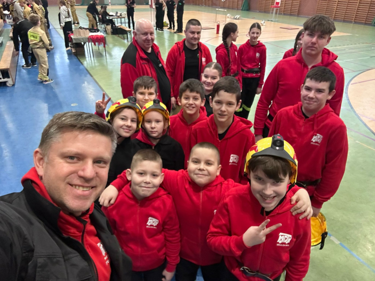 Młodzi strażacy i młode strażaczki z Wierzbowej