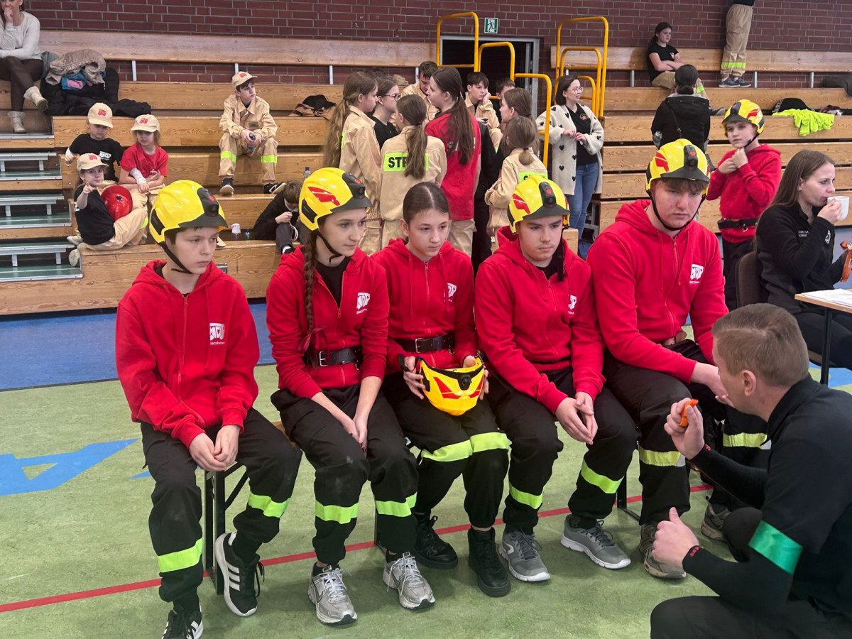 Młodzi strażacy i młode strażaczki z Wierzbowej