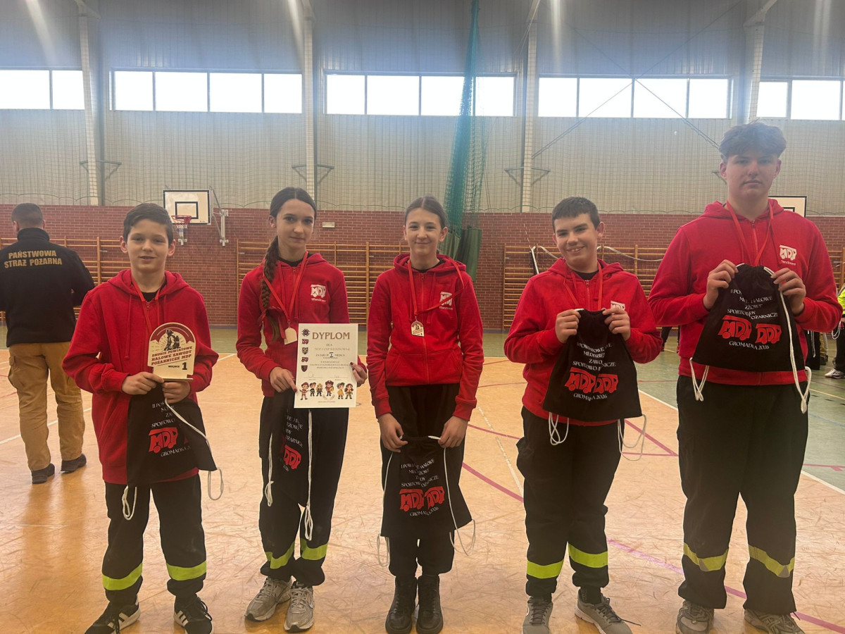 Młodzi strażacy i młode strażaczki z Wierzbowej