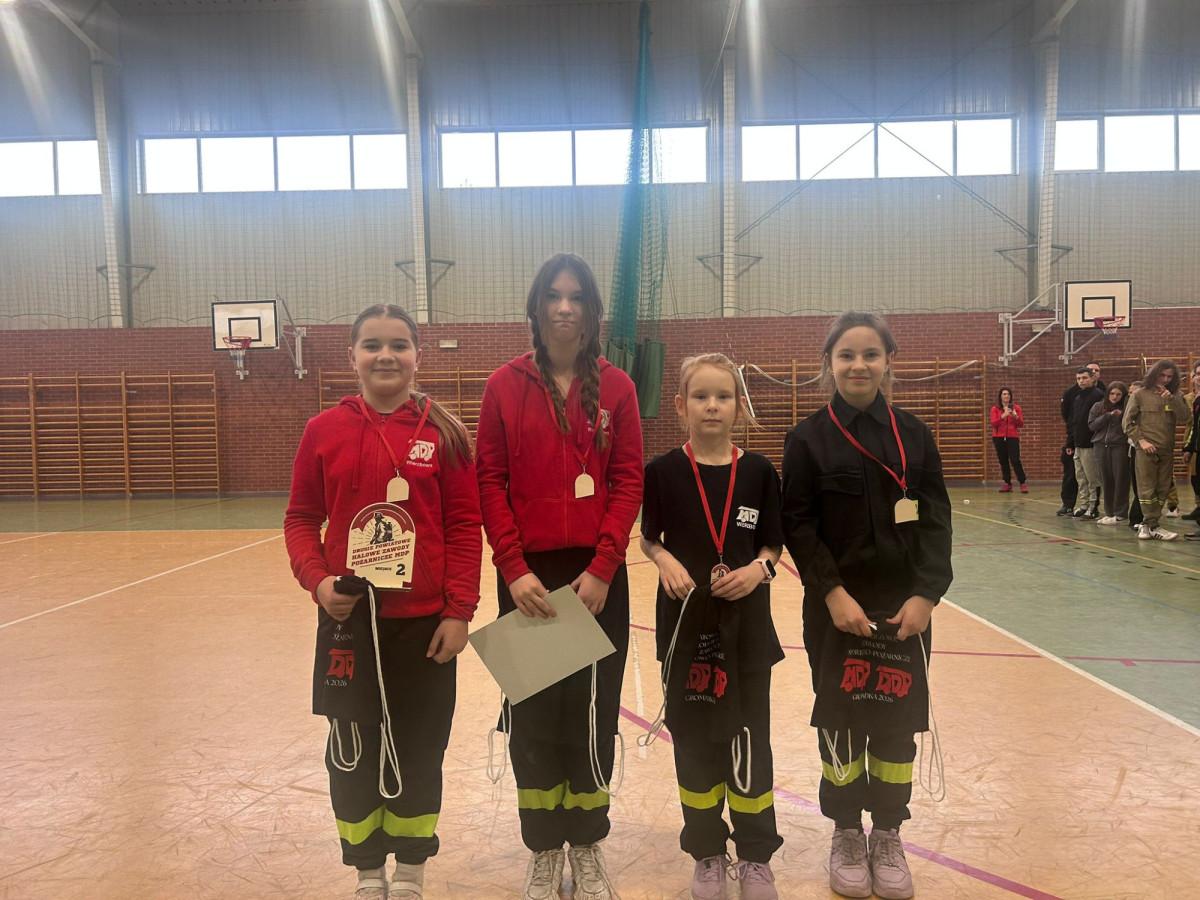 Młodzi strażacy i młode strażaczki z Wierzbowej