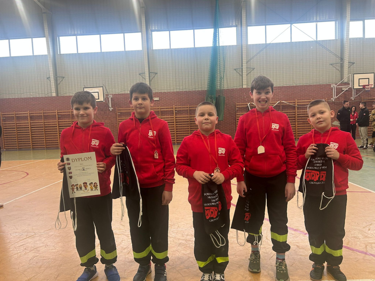 Młodzi strażacy i młode strażaczki z Wierzbowej