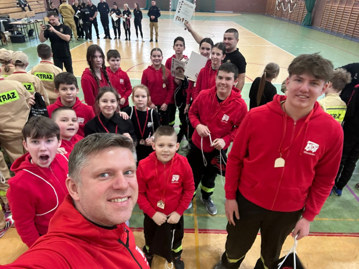 Młodzi strażacy i młode strażaczki z Wierzbowej