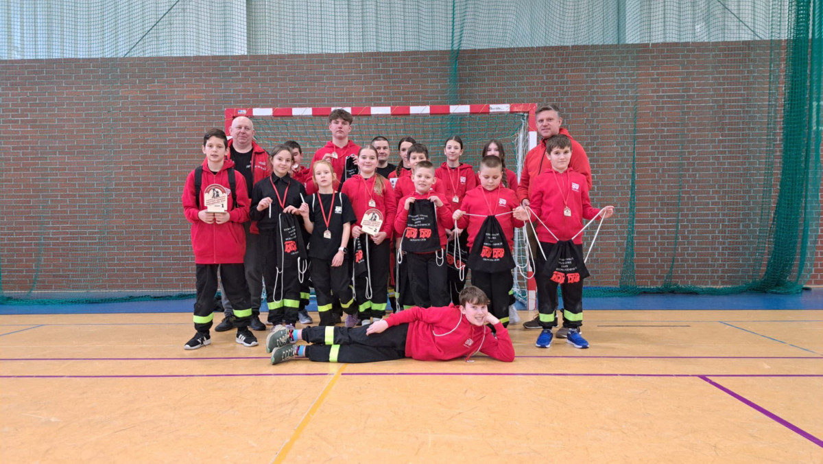 Młodzi strażacy i młode strażaczki z Wierzbowej