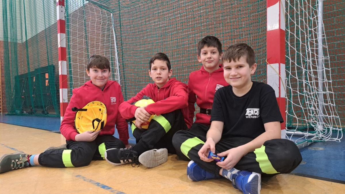 Młodzi strażacy i młode strażaczki z Wierzbowej