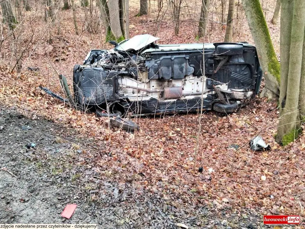 Groźny wypadek na drodze wojewódzkiej. Zderzyły się trzy auta, jedno dachowało