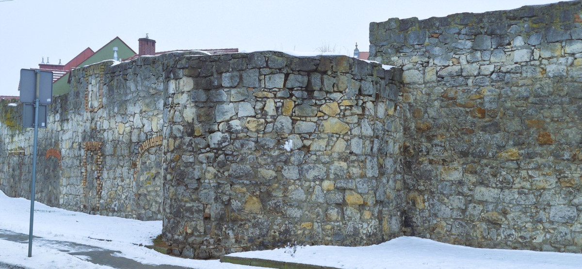 Mury obronne w Nowogrodźcu