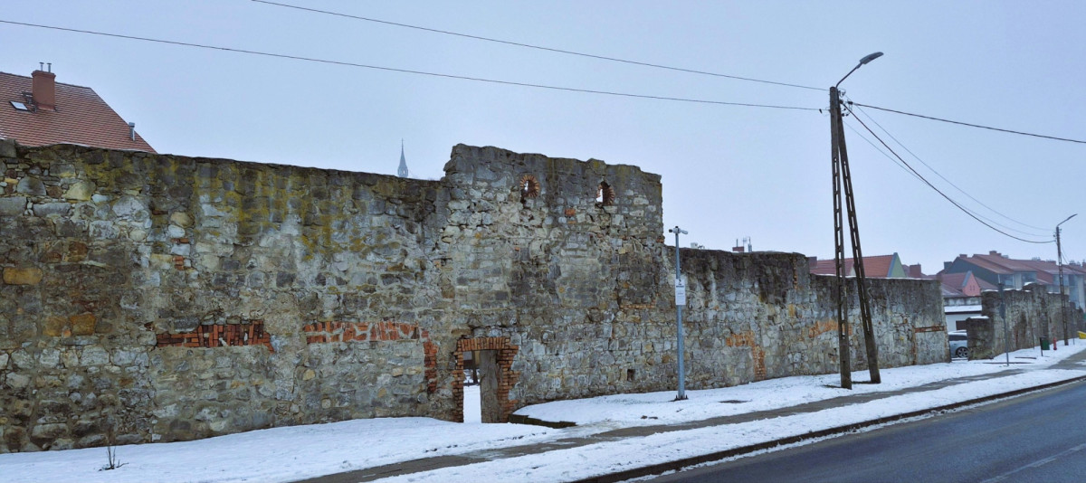 Mury obronne w Nowogrodźcu