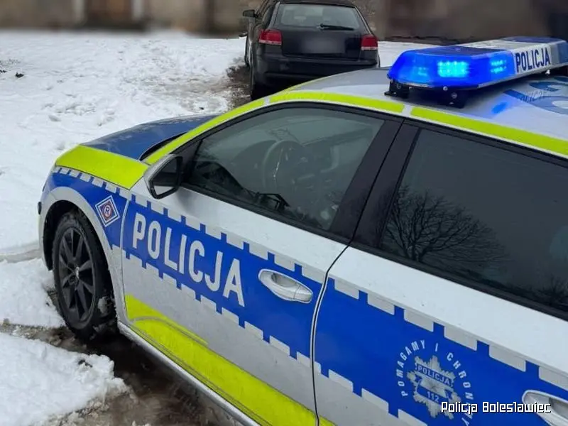 Radiowóz, auto i kabina pojazdu podejrzanego