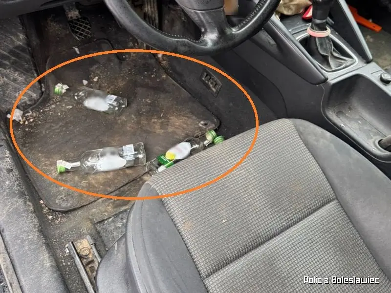 Radiowóz, auto i kabina pojazdu podejrzanego