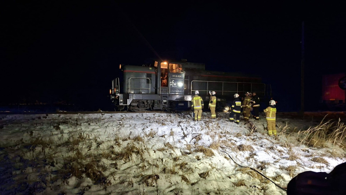Pożar lokomotywy. Na miejsce skierowano pięć zastępów straży pożarnej