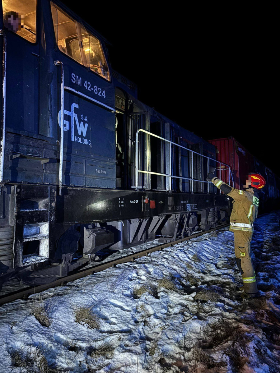 Pożar lokomotywy. Na miejsce skierowano pięć zastępów straży pożarnej