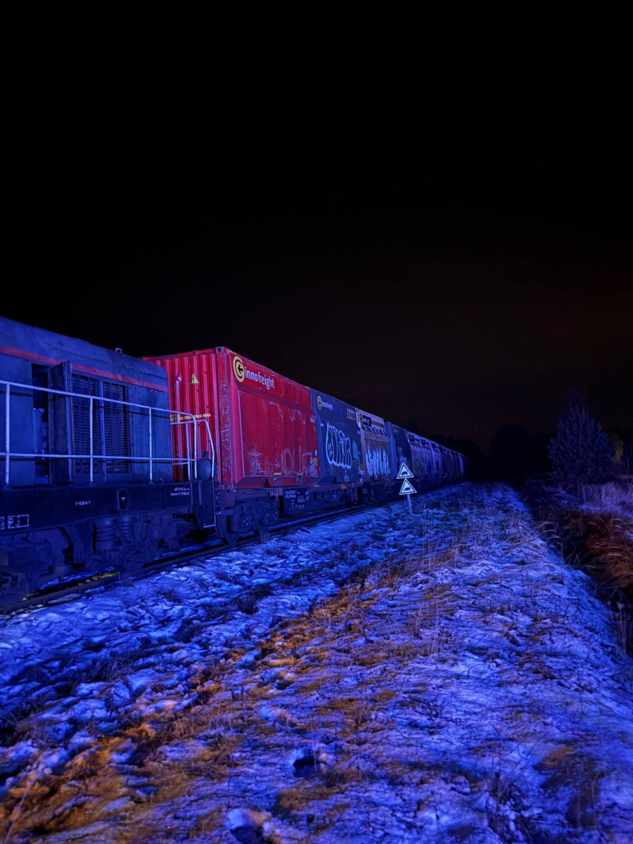 Pożar lokomotywy. Na miejsce skierowano pięć zastępów straży pożarnej