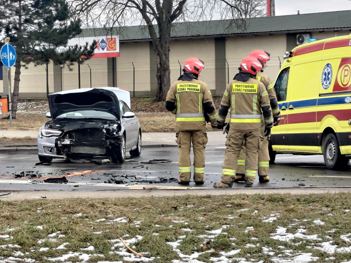 Zderzenie Audi i Skody koło wiaduktu