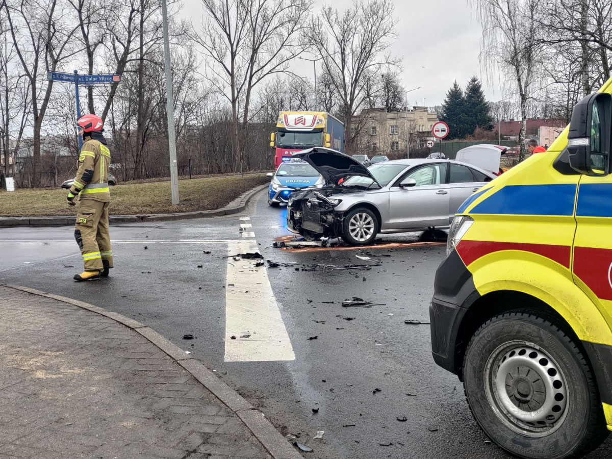 Zderzenie Audi i Skody koło wiaduktu
