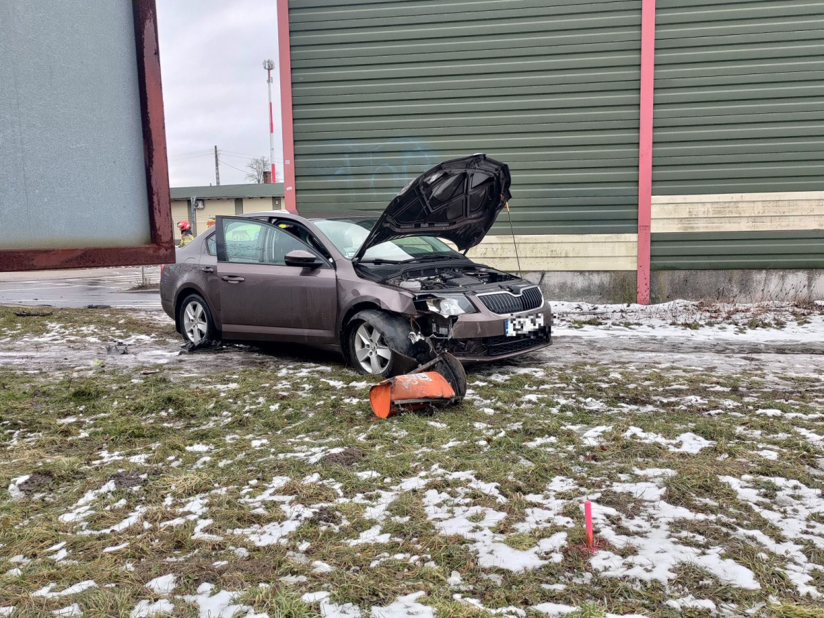 Zderzenie Audi i Skody koło wiaduktu