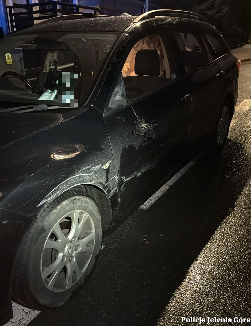 Auto, którym poruszał się cudzoziemiec, i zdemolowany hotel