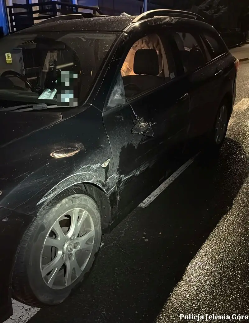 Auto, którym poruszał się cudzoziemiec, i zdemolowany hotel