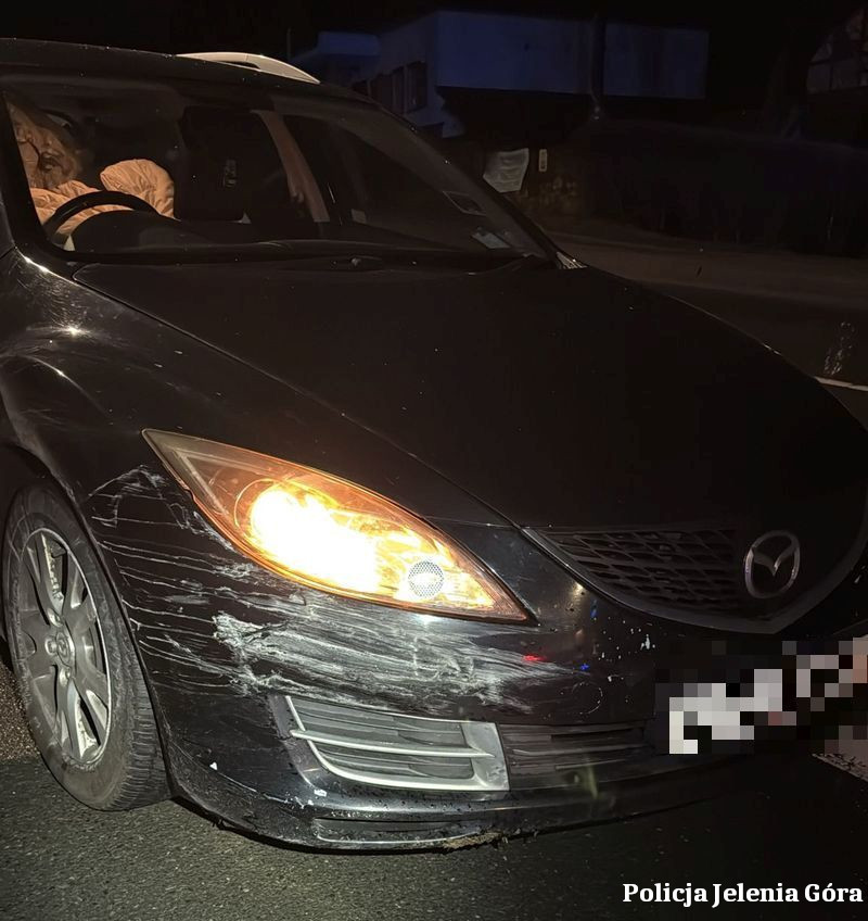 Auto, którym poruszał się cudzoziemiec, i zdemolowany hotel