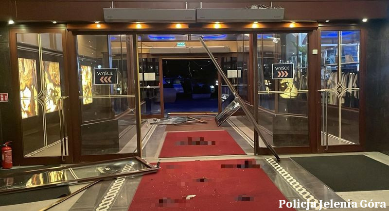 Auto, którym poruszał się cudzoziemiec, i zdemolowany hotel