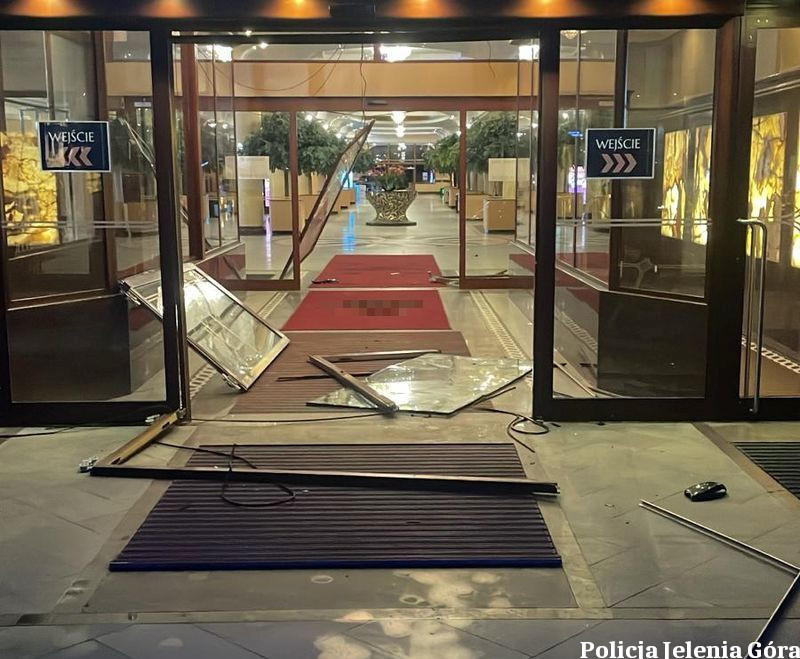 Auto, którym poruszał się cudzoziemiec, i zdemolowany hotel