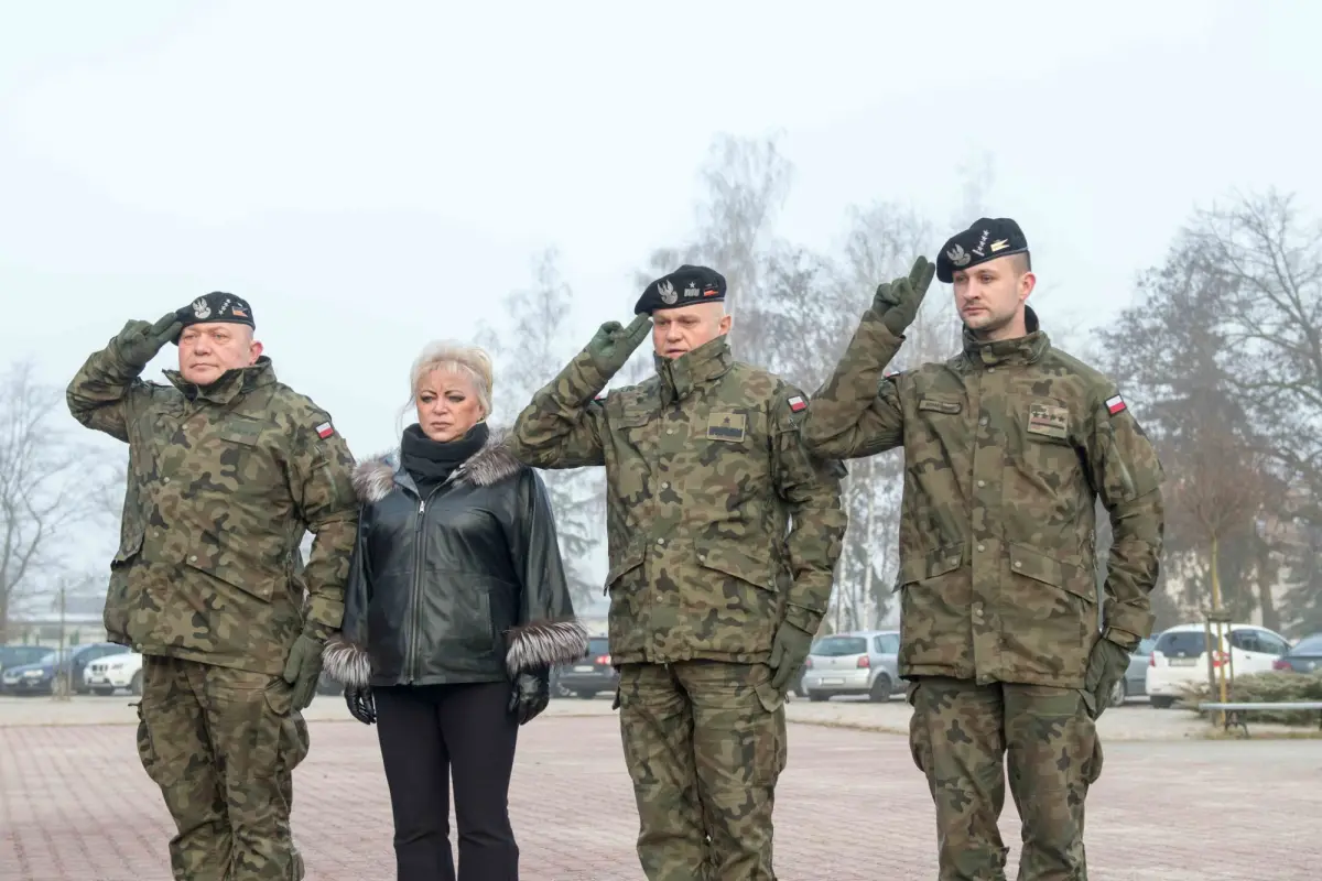 Złożenie hołdu poległemu żołnierzowi