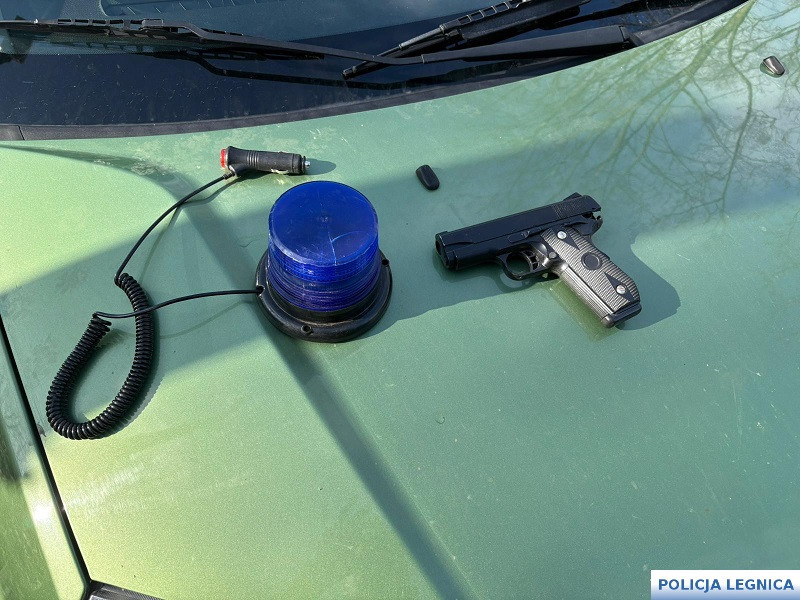 Podejrzany, tzw. kogut i replika broni