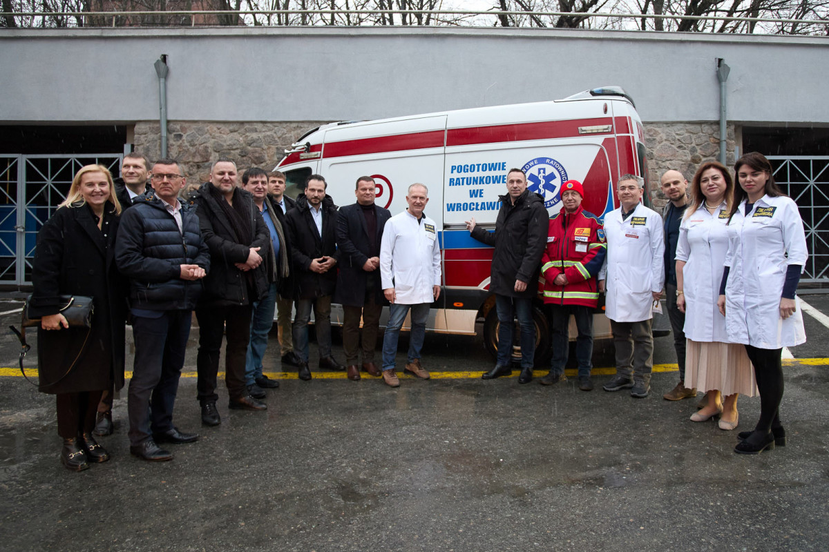 Karetka z Dolnego Śląska przekazana przez samorząd województwa na początku wojny