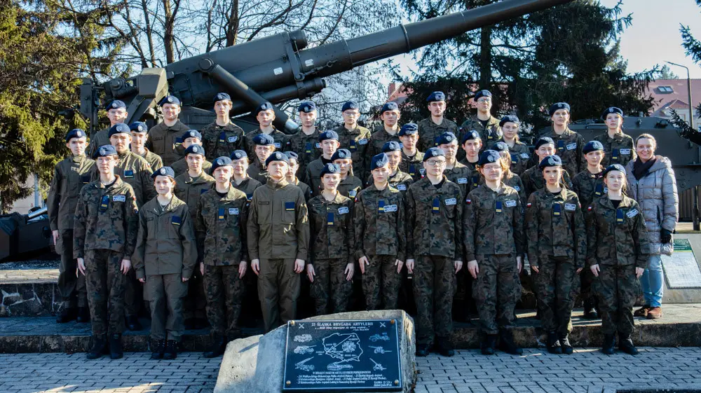 Młodzież z II LO w 23 Pułku Artylerii
