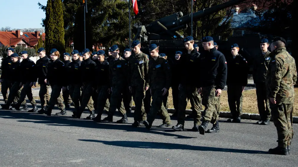 Młodzież z II LO w 23 Pułku Artylerii