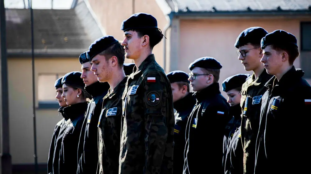 Młodzież z II LO w 23 Pułku Artylerii