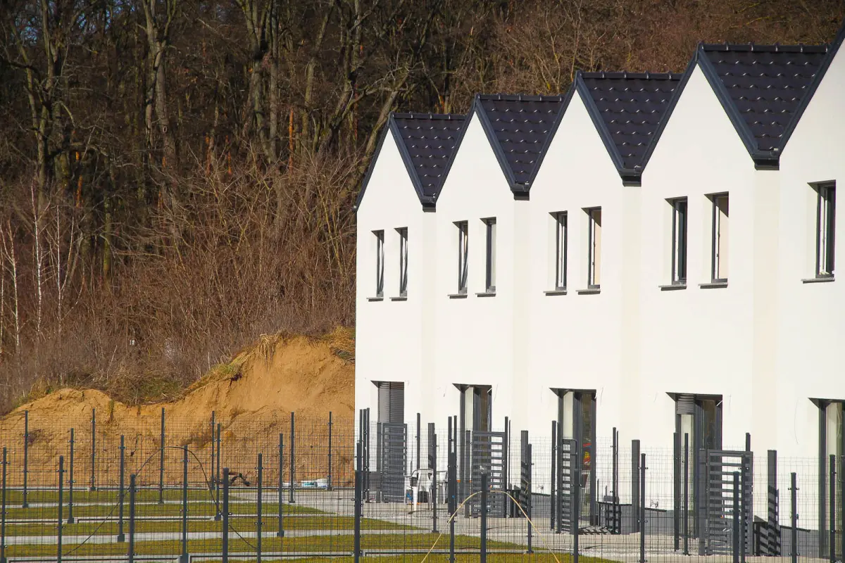 Nowoczesne domy na Koziej Górce w Bolesławcu - marzec 2026