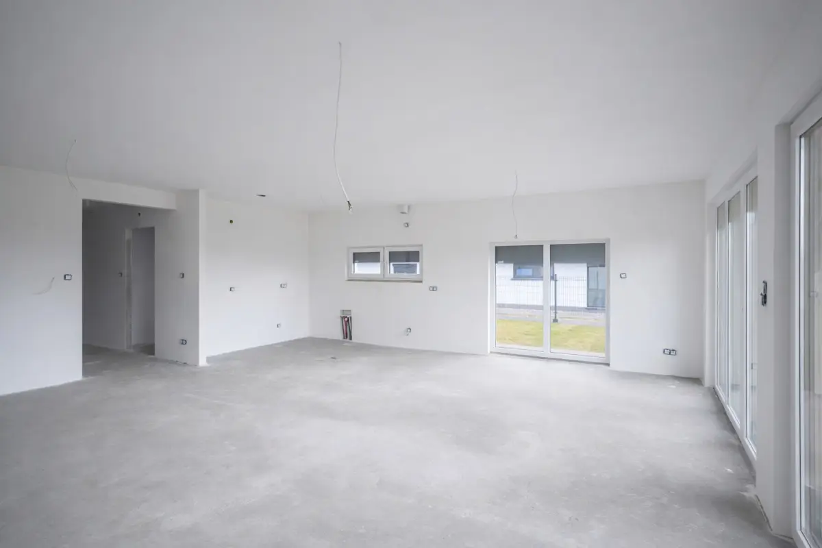 Salon i kuchnia domu na osiedlu Hygge w Łaziskach