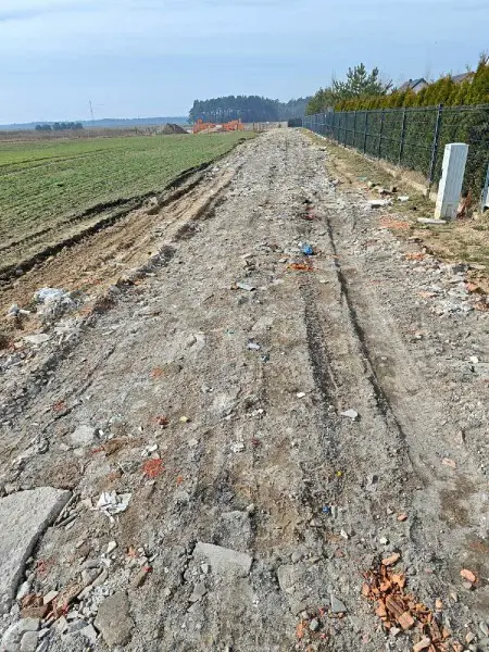 Droga na granicy Bolesławca i wsi Dobra
