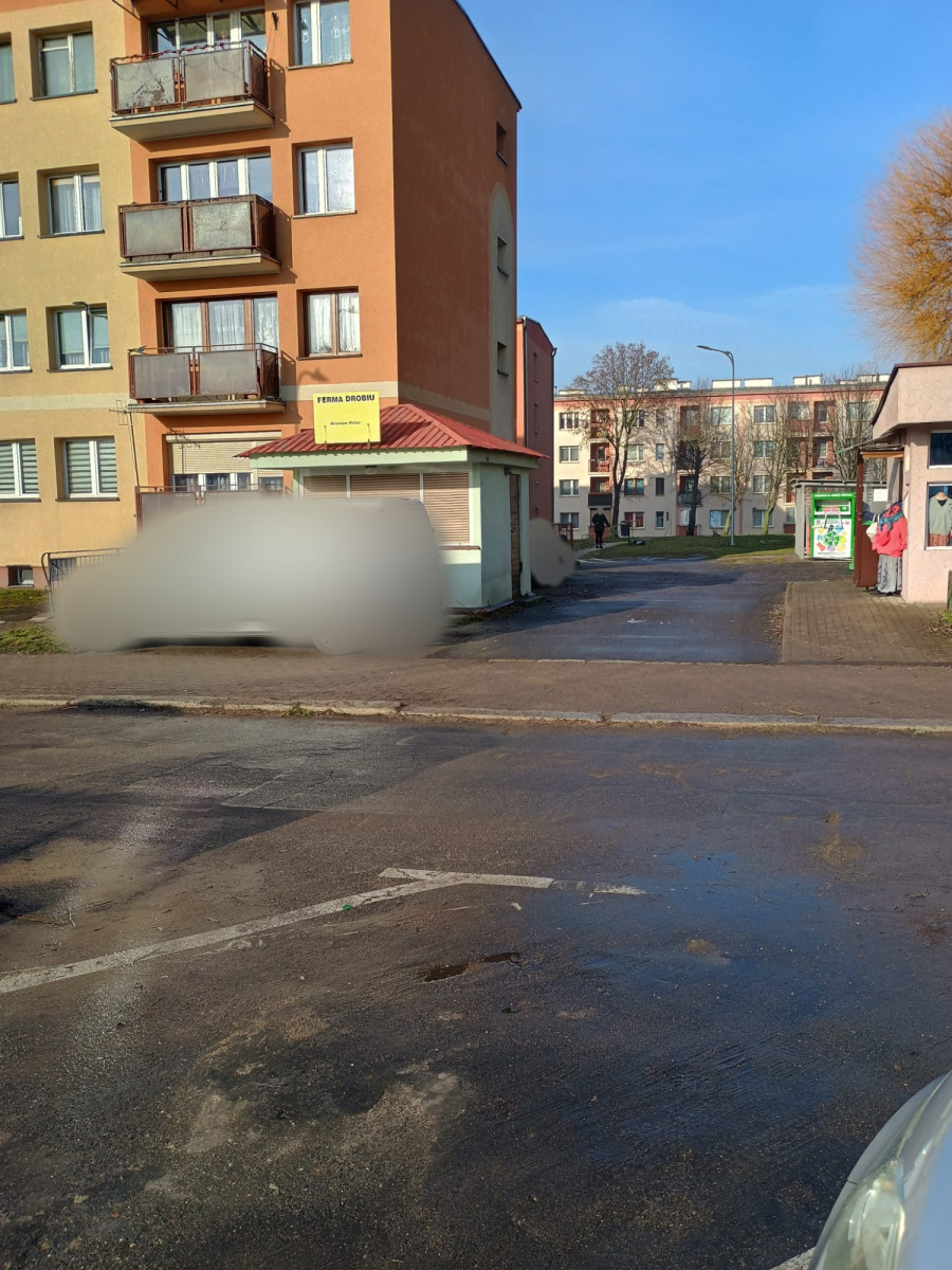 Auta parkujące na Fabrycznej