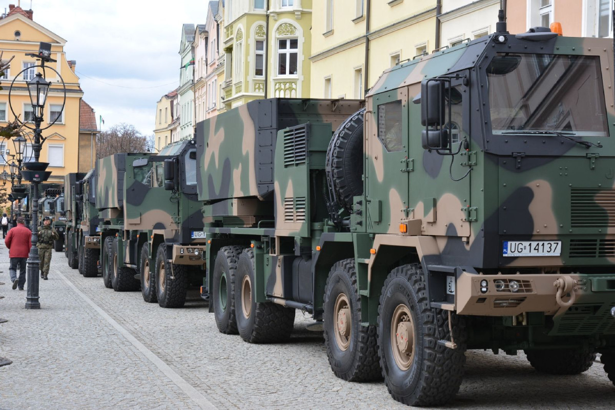 Pojazdy wojskowe w centrum Bolesławca