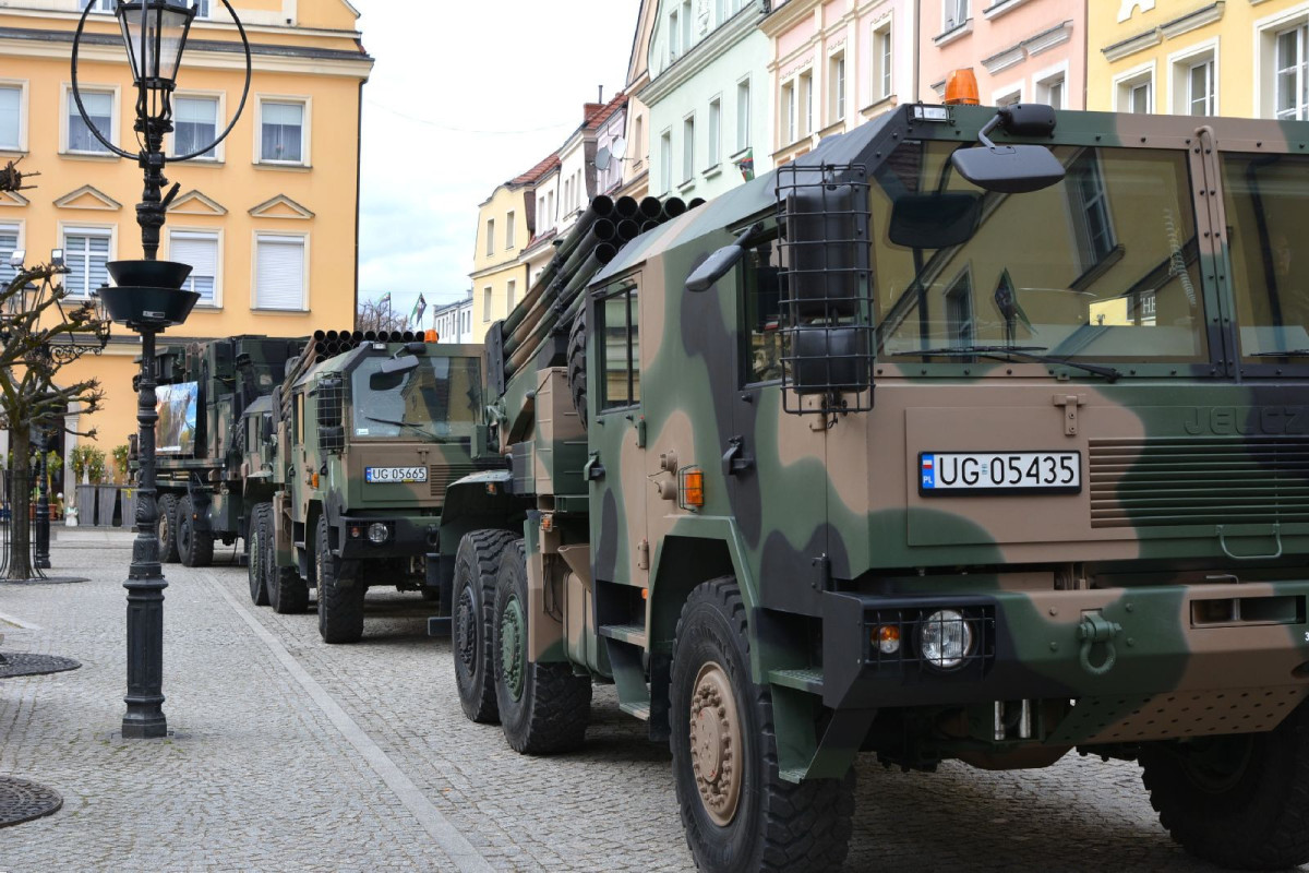 Pojazdy wojskowe w centrum Bolesławca