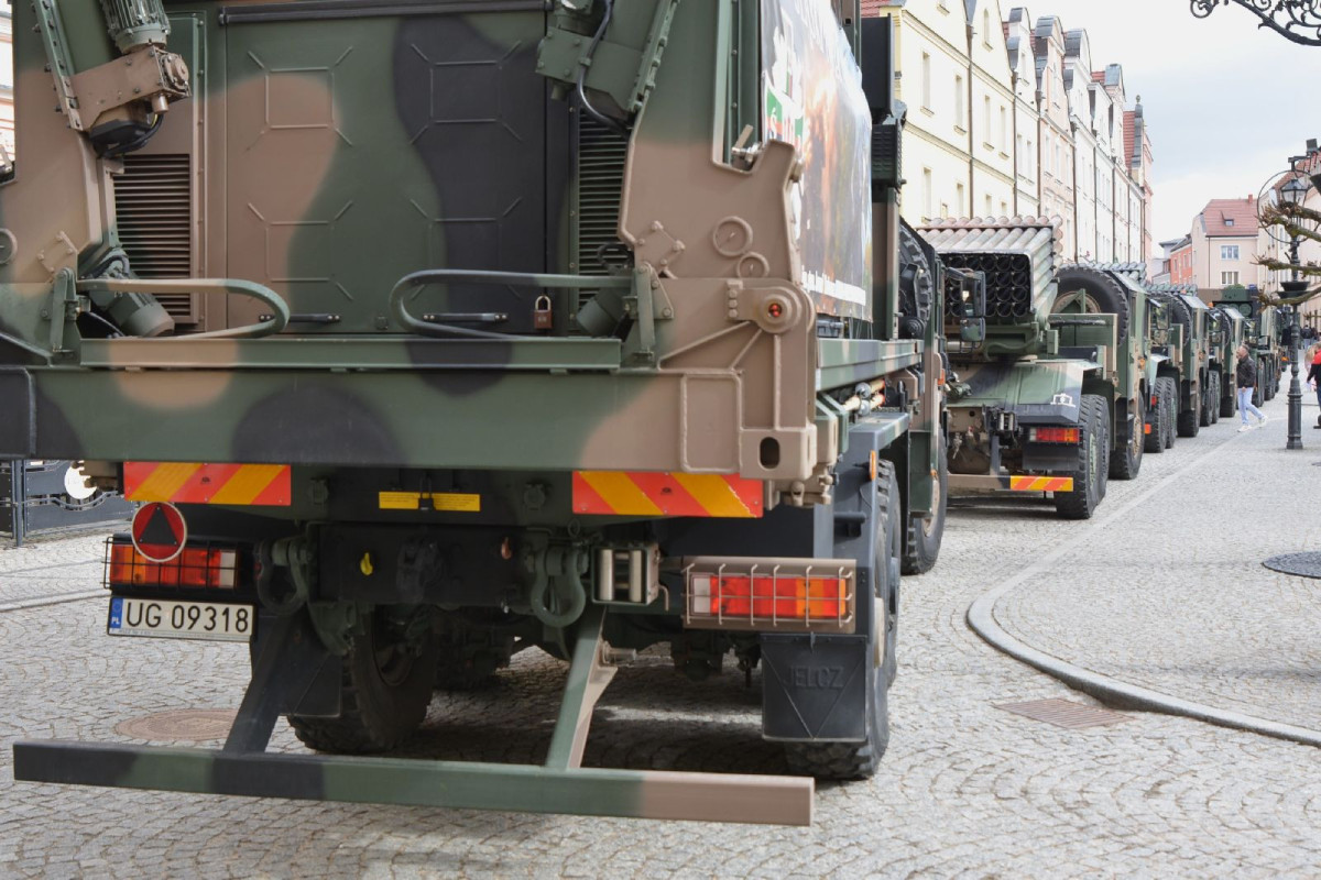 Pojazdy wojskowe w centrum Bolesławca