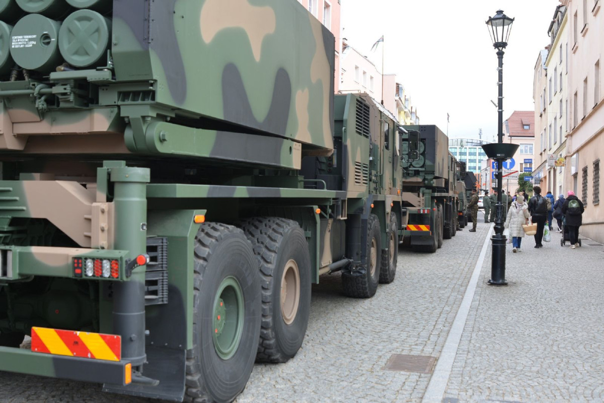 Pojazdy wojskowe w centrum Bolesławca