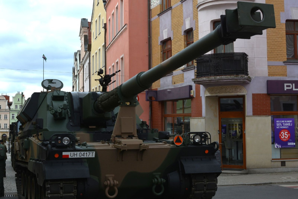 Pojazdy wojskowe w centrum Bolesławca