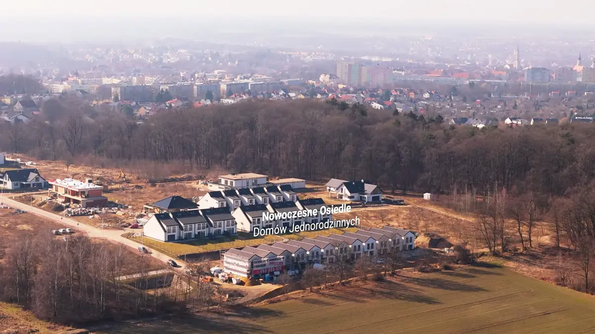 Nowe domy na Koziej Górce w Bolesławcu - kwiecień 2026